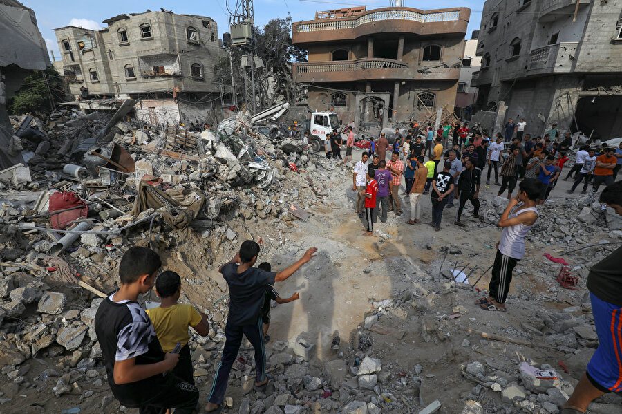 İsrail savaş uçaklarının Gazze'deki bir binayı tahrip etmesinden sonra ortaya çıkan enkaz.