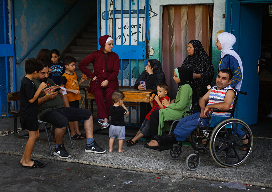 Gazze Şeridi'nin sınır bölgelerine yakın veya İsrail'in yoğun saldırılarda hedef aldığı bölgelerin yakınlarındaki Filistinli aileler, evlerini terk etmeye devam ediyor. Kimi aileler güvenli bölgelere giderken kimileri de savaş bölgesinde kalmaya devam ediyor.