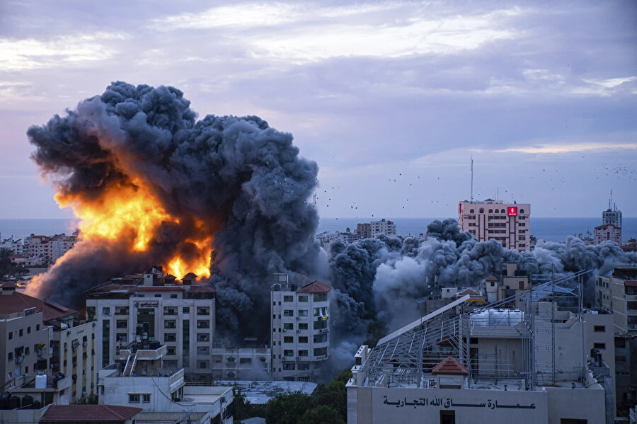 Netanyahu, Hamas’ın konuşlandığı ve bulunduğu her yeri enkaza çevireceklerini belirterek, Gazze halkına, şehri terk etmesi çağrısında bulundu.