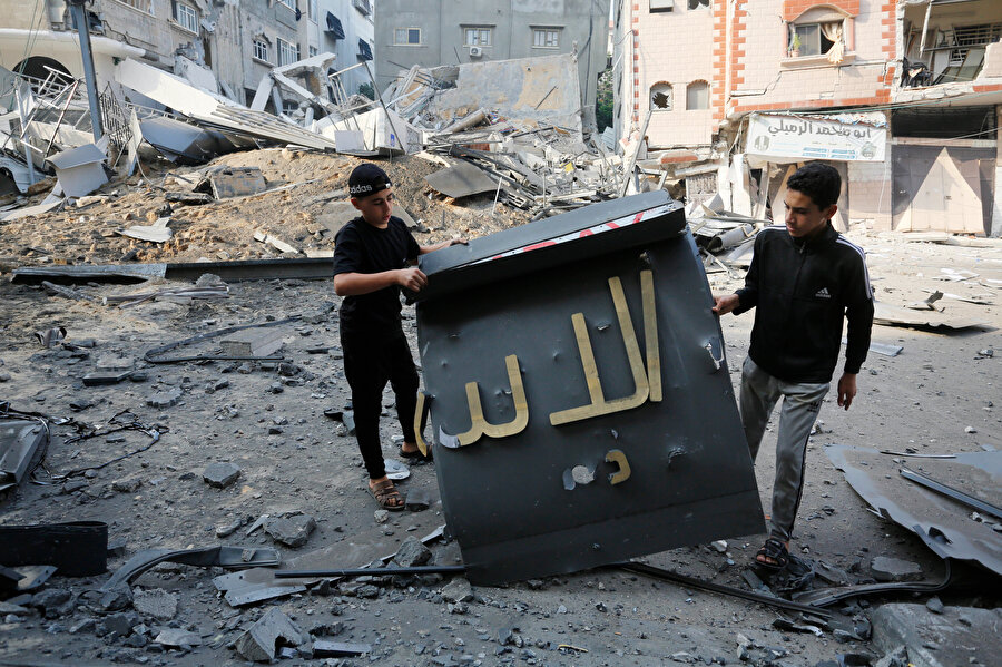 İsrail saldırılarda vurulan Filistin Üretim Bankası binası, tamamen yıkıldı.