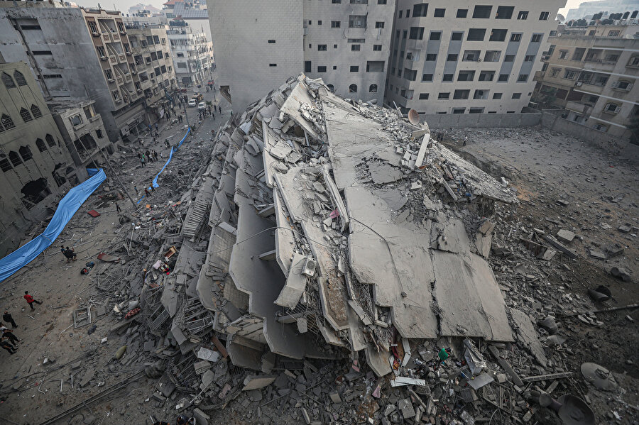 Gazze'nin en-Nasr mahallesindeki "Akluk" apartmanına düzenlenen saldırı sonucu bina tamamen yıkıldı.