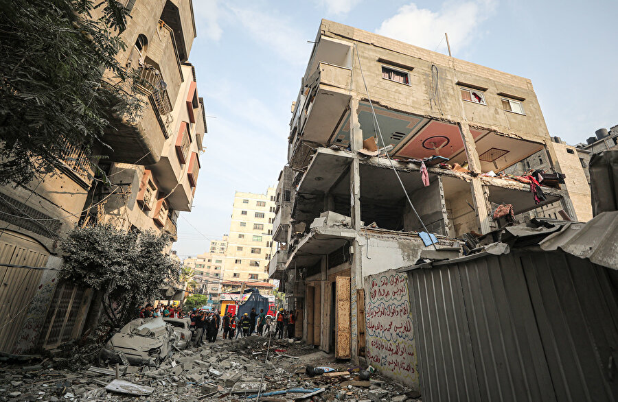 İsrail savaş uçaklarının, abluka altındaki Gazze Şeridi'nin farklı bölgelerini bombalarken saldırıda hedef alınan "Şaban" ailesine ait binada ve çevresinde ciddi hasar oluştu.