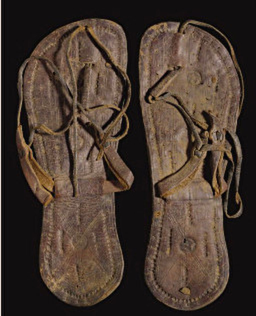 Medeniyetler geliştikçe modern parmak arası terliklerin öncülerinden sayılan sandaletlerin kullanımının arttığı gözlemlenmiş.