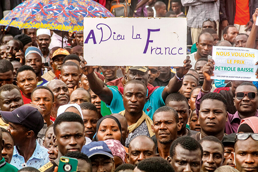 Fransa’nın bizzat gitmesini değil de Afrika’ya dönük politikasında değişim yapmasını istiyorlar. 50-60 yıl gibi uzun bir süre birlikte olduğun birine bir anda git demenin birtakım neticeleri olacaktır. Fransız büyükelçiliklerine ve kültür merkezlerine düzenlenen saldırıları da bu bağlamda değerlendirmek lâzım. Fransa mevcut Afrika politikasında ısrar ettikçe bu tavır sürecektir, öyle görünüyor.