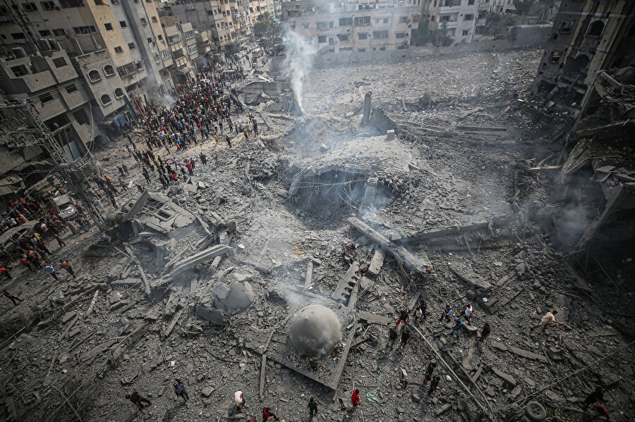 İsrail, Gazze Şeridi’ne düzenlediği bombardımanda 6 camiyi yıktı. Yıkılan camiler arasında yer alan Eş-Şati Mülteci Kampı’ndaki Al-Susi Camii’ne düzenlenen saldırıda çok sayıda kişi hayatını kaybetti.