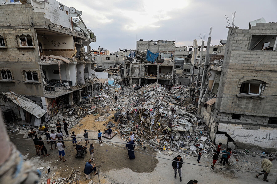 Gazze’deki enkazlarda arama-kurtarma çalışmaları devam ediyor.