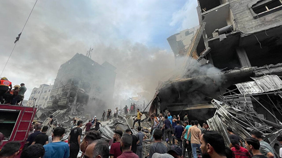 Gazze Şeridi'nin kuzeyindeki Cebaliya Kampı'nda bir binaya düzenlenen hava saldırısı sonrası ortalık can pazarına döndü...