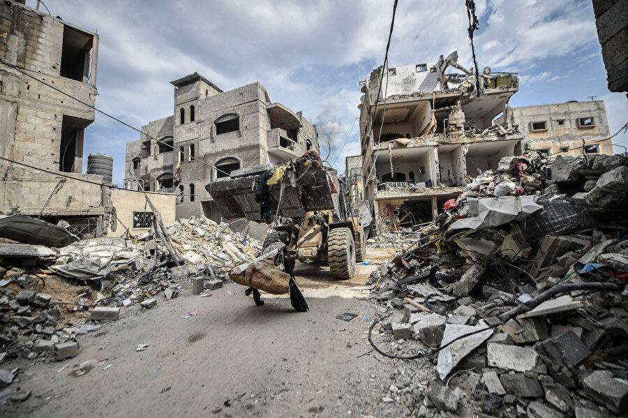 İsrail’in Gazze Şeridi'ne düzenlediği hava saldırıları sonucu Refah kentinde çok sayıda bina yıkıldı veya ağır hasar gördü.