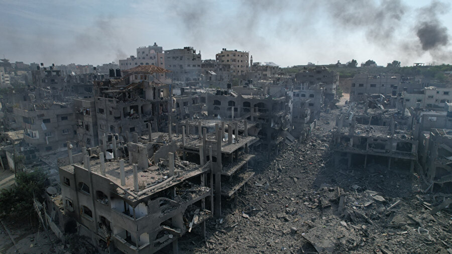 İsrail savaş uçaklarının başlattığı yoğun bombardıman sonucu Gazze Şeridi'ndeki Cibalya beldesinde bir çok bina moloz yığını haline geldi.
