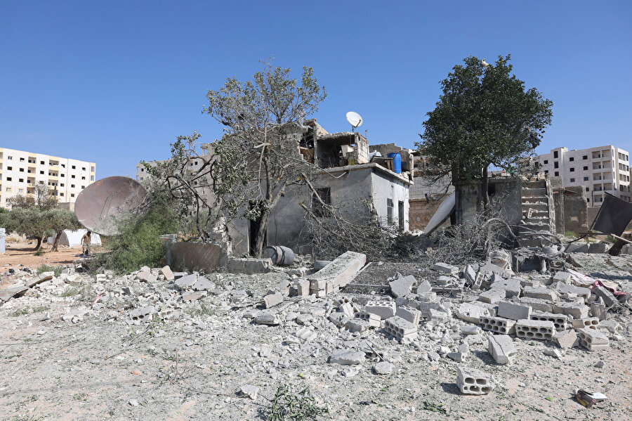 İdlib'de 11 okul, 7 çadır kamp, 15 sağlık tesisi olmak üzere 51 kamu hizmet binası vuruldu.