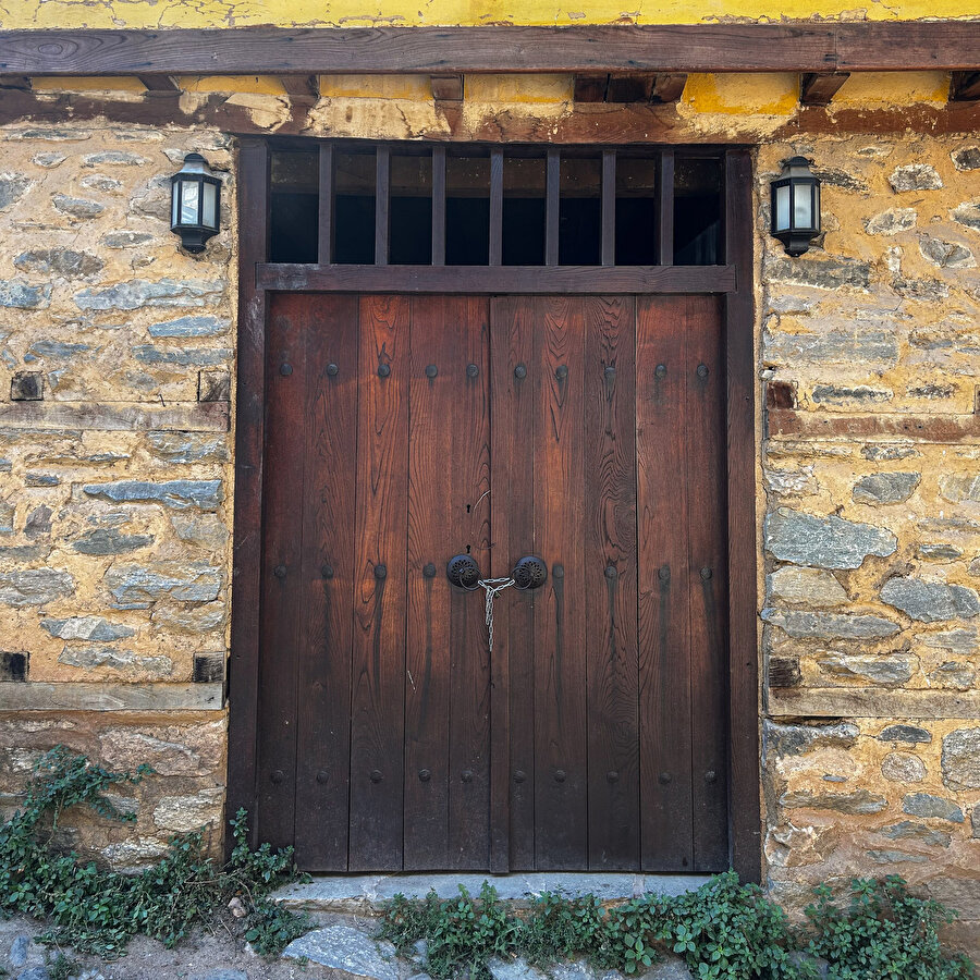 Üstünde açıklık bulunan kapı örneği. Fotoğraf: Birsen Uzun Aydın 