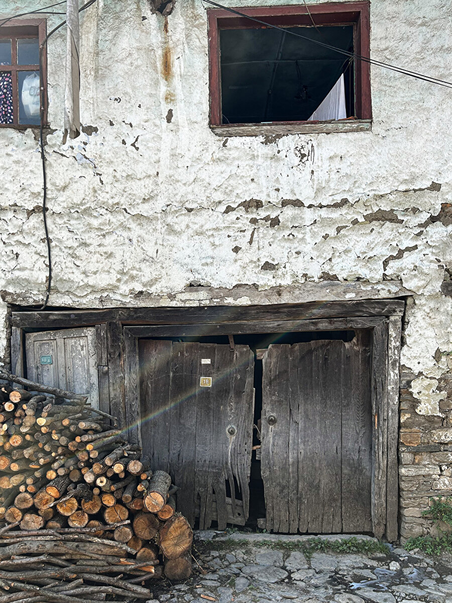 Bakımsız kalmış geleneksel bir yapı. Fotoğraf: Birsen Uzun Aydın 