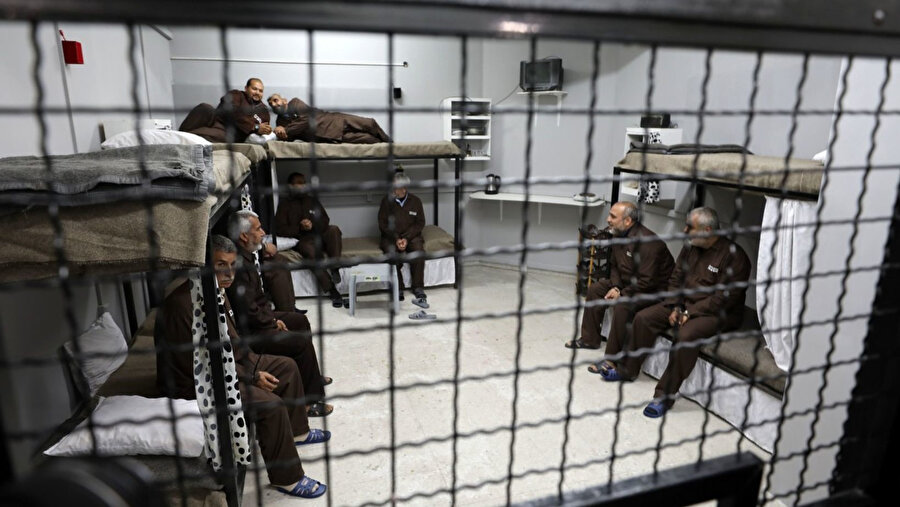 Askerî gözaltı merkezlerindeki idârî tutuklular ağır şartlar içerisinde tutuluyor: aşırı kalabalık, yetersiz gıda, yetersiz kıyafet ve temizlik malzemesi, tıbbî müdahale eksikliği…