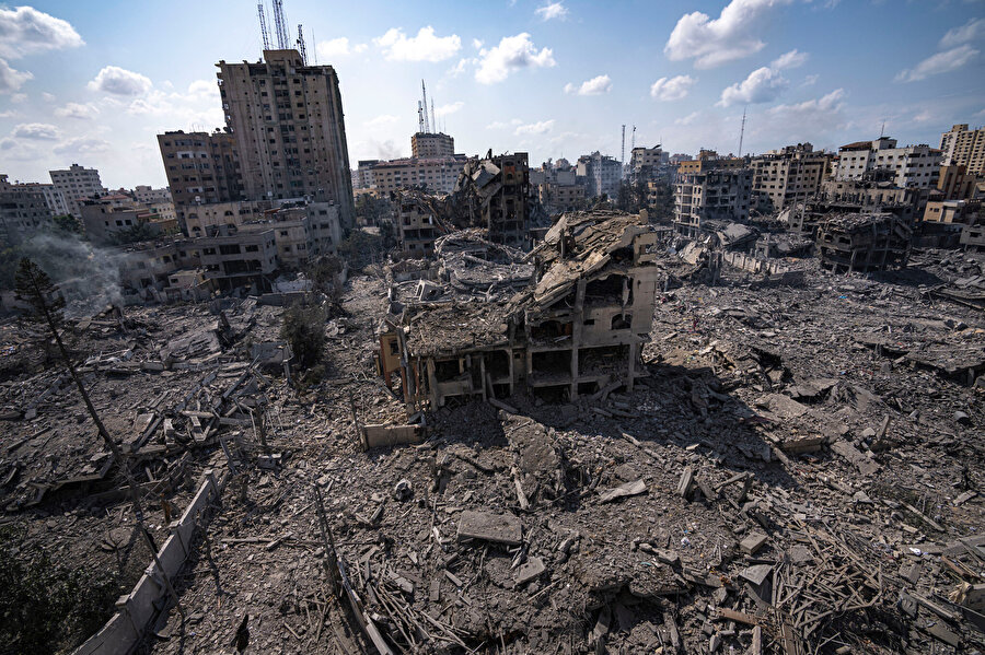 İsrail, Gazze’yi “tam bir abluka” altına alarak bölgeye, elektrik, su ve yakıt ikmalini kesti.