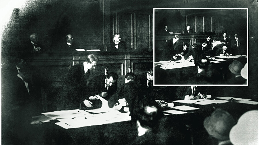 İsmet İnönü, Lozan Antlaşması'nı  İmzalarken 28 Temmuz 1923