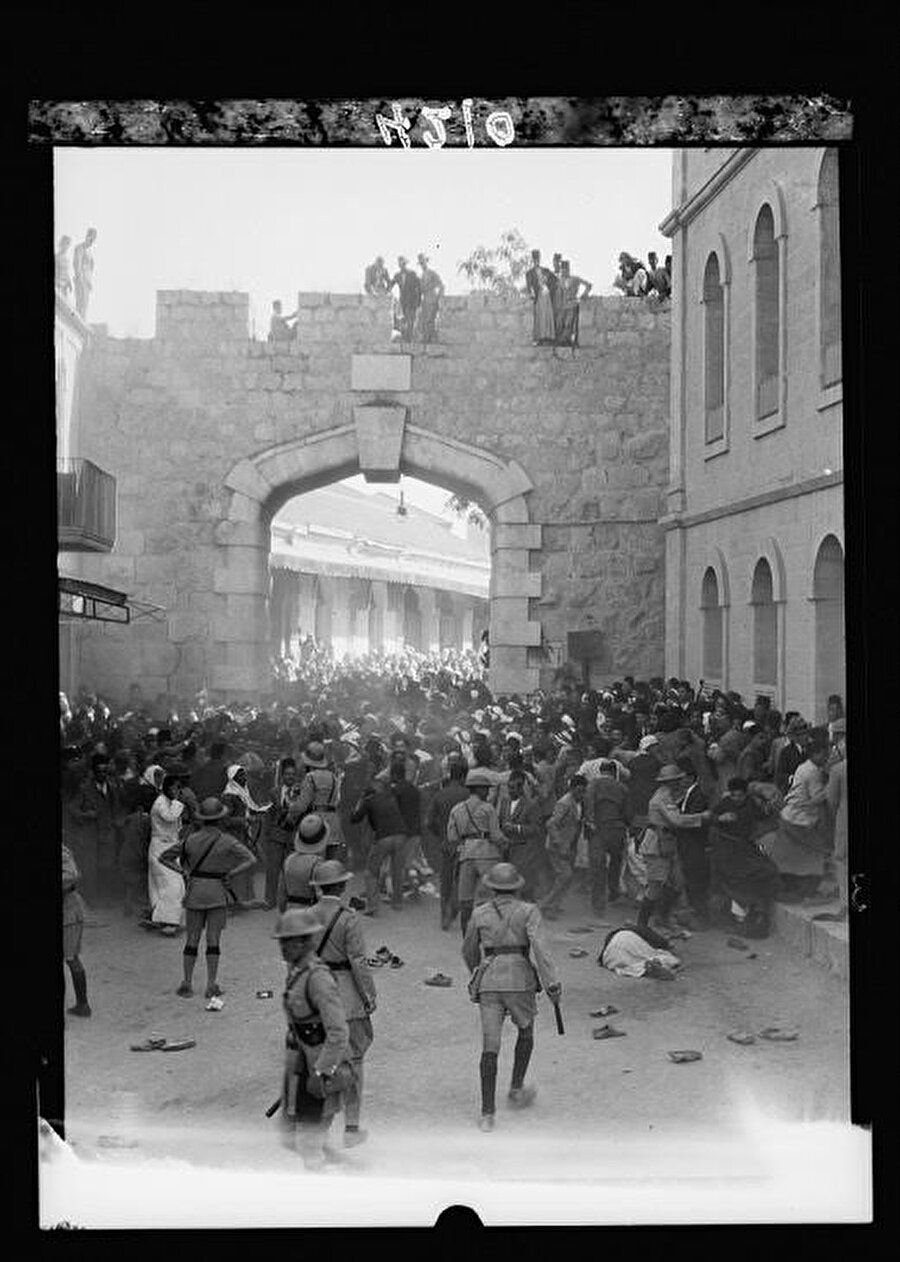 İngilizlere karşı gerçekleştirilen gösterilerde Kudüs / Yeni Kapı, 1933.