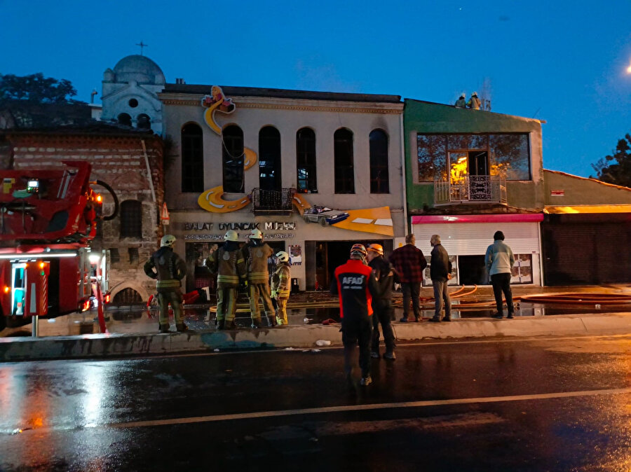 Balat'ta bulunan oyuncak müzesi alev alev yandı