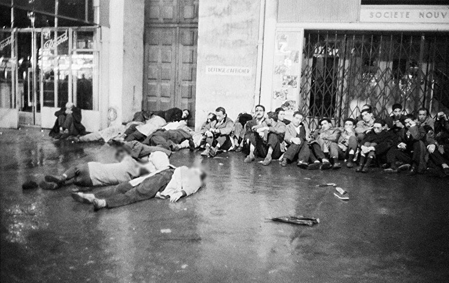 Polis, Polis Müdürü Maurice Papon'un emri üzerine 17 Ekim 1961'de Paris'te Cezayirli göstericileri vurarak öldürdü.