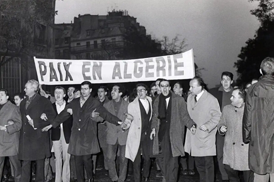 Cezayir savaşına karşı çıkan Fransız gösterilerinden birinde, bağımsızlık ve barış lehinde sloganlar atan göstericiler.