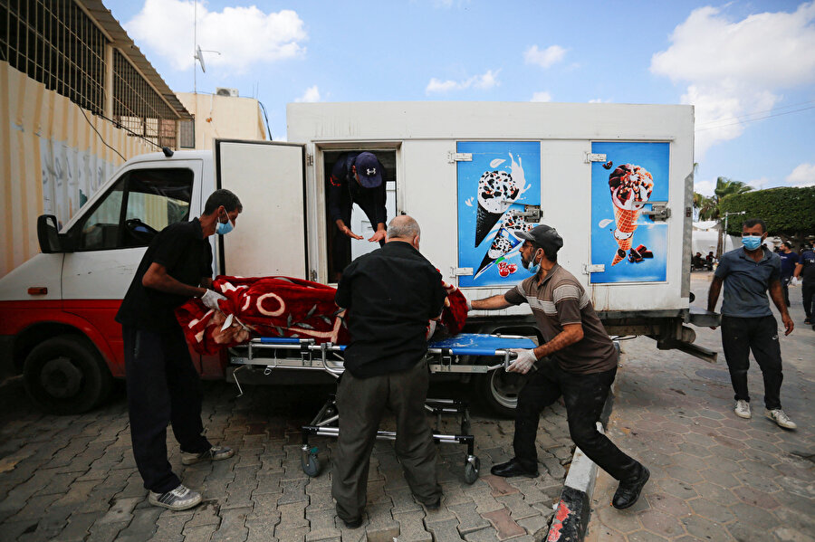 Gazze’de morglar doldu, cansız bedenler dondurma kamyonlarında muhafaza ediliyor.