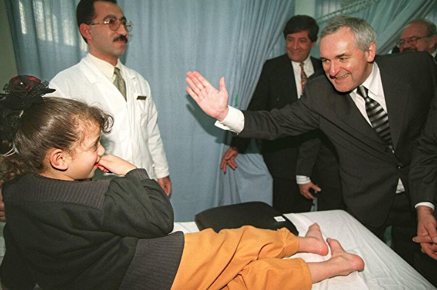 1999 yılında dönemin İrlanda Başbakanı Bertie Ahern, Gazze'ye iki günlük bir ziyarette bulundu ve burada Filistin Yönetimi Başkanı Yaser Arafat ile görüştü, sonra Cebaliye mülteci kampını ziyaret etti ve Gazze Havaalanı'ndan Dublin'e doğru yola çıktı. Ahern, Filistin topraklarından doğrudan kendi ülkesine giden ilk yabancı lider oldu.