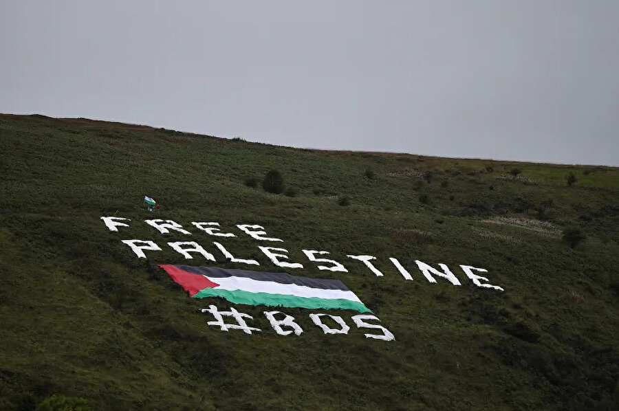 Eylül 2018'de, Kuzey İrlanda ve İsrail dostluk futbol maçı yaptığında, bu Özgür Filistin #BDS (Boykot, Tecrit ve Yaptırım Hareketi) mesajı Belfast'taki stadyumun dışındaki bir tepede sergilendi. 