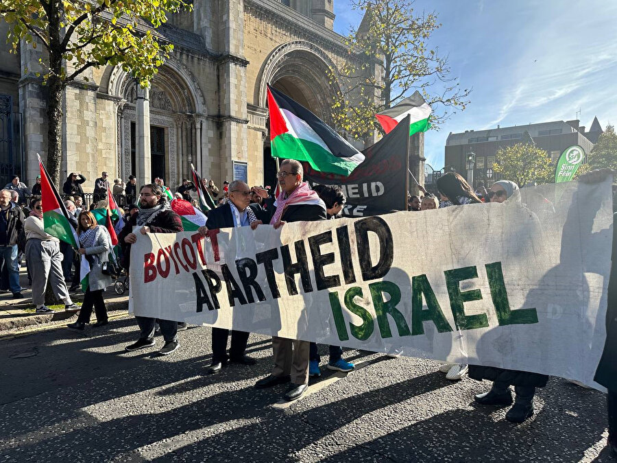İsrail'in Gazze'ye gerçekleştirdiği son saldırılardan sonra, Kuzey İrlanda'nın başkenti Belfast'ta Filistin'e destek için gösteriler düzenlendi, 15 Ekim 2023.