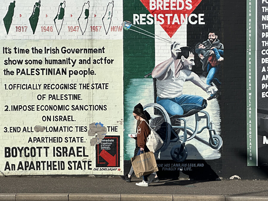 İrlanda'da sokaklarında bir grafiti: "İrlanda hükümetinin insanî davranma ve Filistin halkı için harekete geçme zamanı geldi. 1-Filistin Devleti'ni resmî olarak tanı. 2-İsrail'e ekonomik yaptırımlar uygula. 3-Apartheid devletle olan diplomatik bağlarını sonlandır. Apartheid İsrail'i boykot et!"