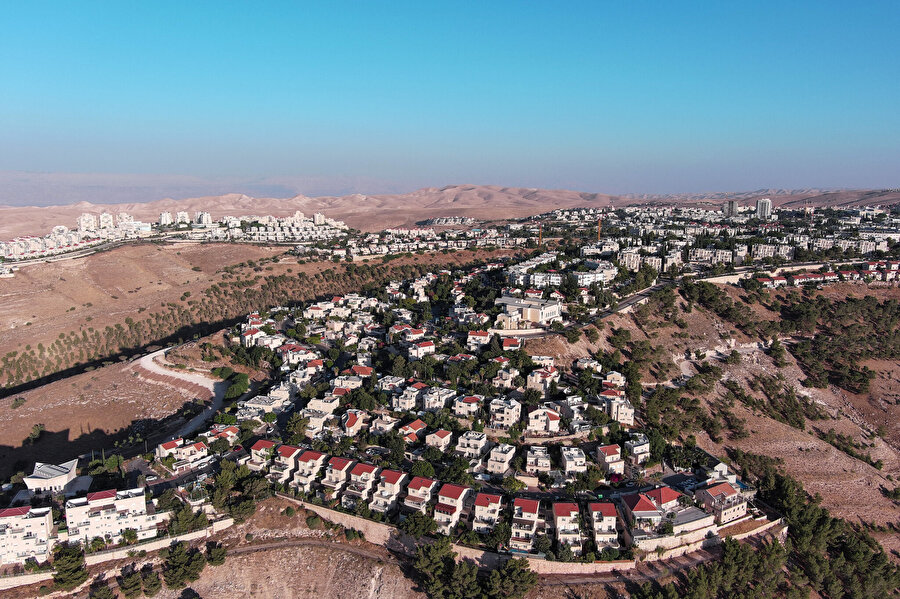 Şu anda Batı Şeria'da 2,6 milyonun üzerinde Filistinlinin yanı sıra 400 binden fazla İsrailli yerleşimci yaşıyor.