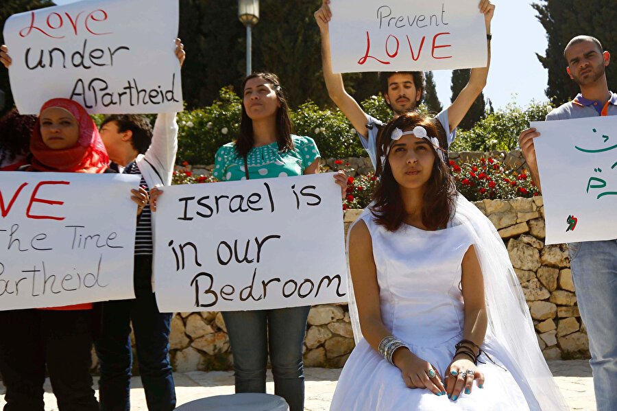 Kudüslülerin, Kudüs dışında oturan biri ile evlenme hakları yok. Batı Şeria ya da Gazze’den biriyle evlenirlerse oturum izini verilmiyor.