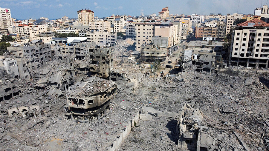 "Hamas'ın başlattığı" saldırılara "misilleme olarak kendini savunma hakkına sahip" olan İsrail'in bomba yağmuruna tuttuğu, yakıp yıktığı Gazze şehri.