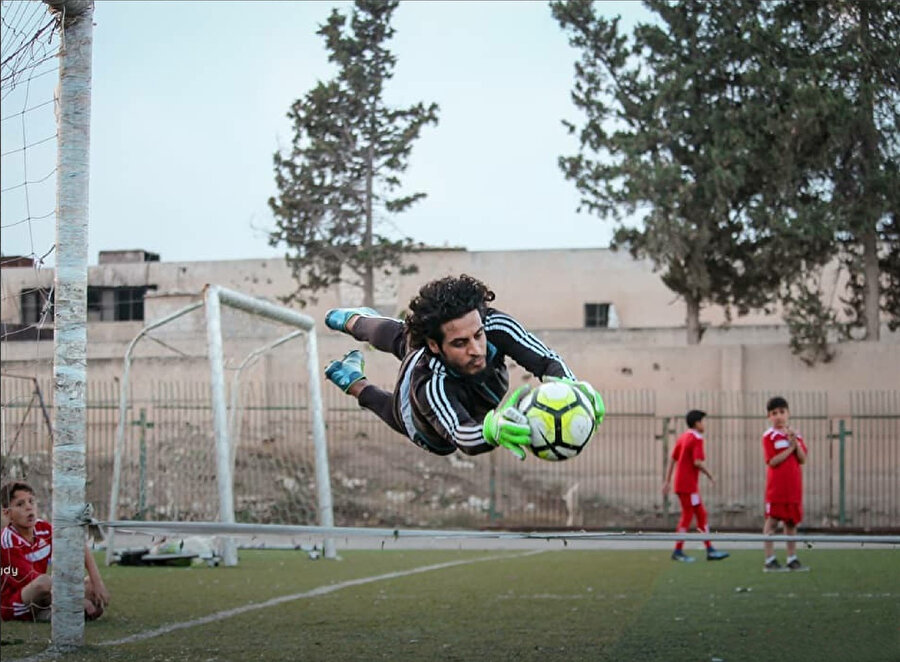 Yetenekli bir futbolcu olarak büyük bir üne kavuşan Abdulbâsıt Sârût, Suriye’de devrim patlak verince tereddüt göstermeden daha ilk günlerde Esed’in karşı saflarına katıldı.