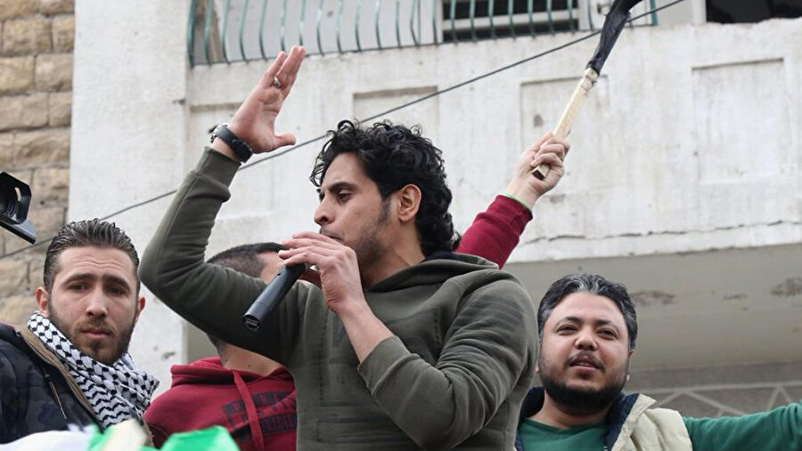 Sârût, Suriye iç savaşının ardından bestelediği ve seslendirdiği "devrim parçalarıyla" tüm Suriye’de tanınır hale geldi.