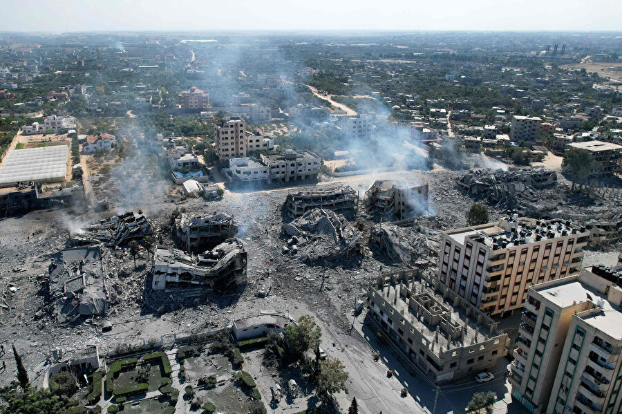 İşgalci İsrail güçleri tarafından 15 gündür yoğun bombalamaya maruz tutulan Gazze'de ölü sayısı 4 bin 385'e yükseldi.