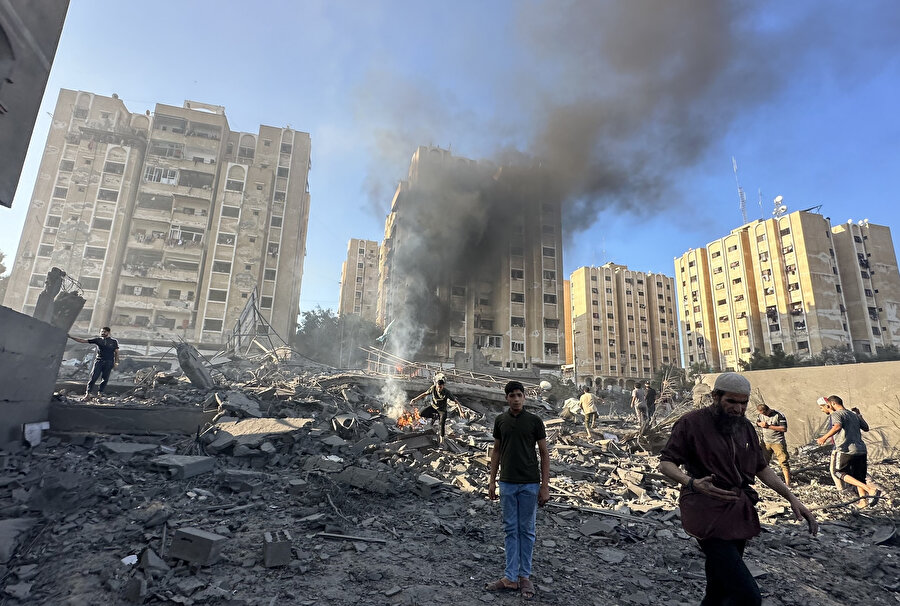 İsrail bombaları bugün dursa dahi Gazze'de BM okulları, camiler, kiliseler, hastaneler, evler, kamu binaları yerle bir oldu, altyapı sistemleri ise çökertildi. 