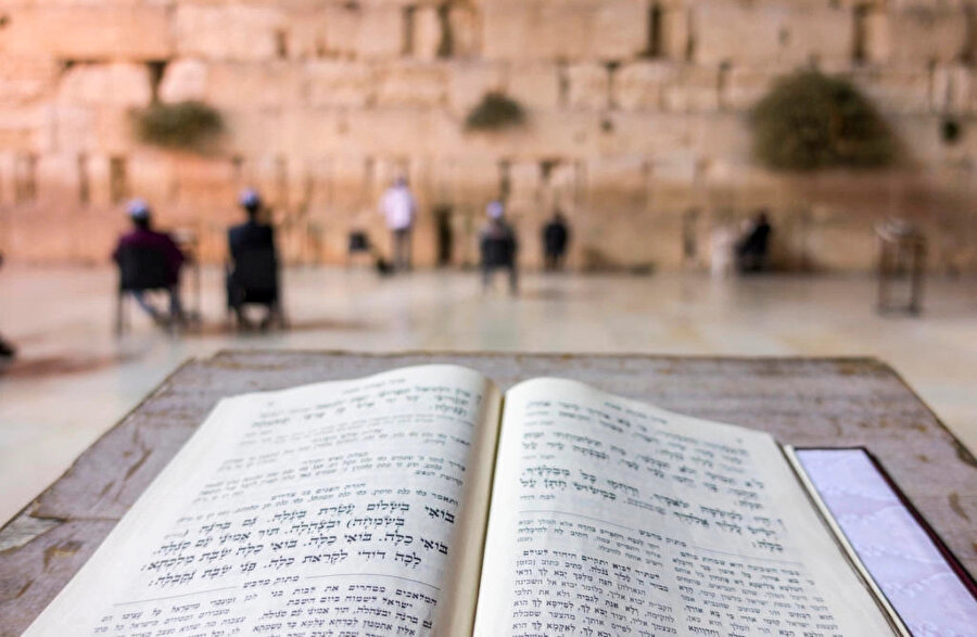 İsrail okullarında Kitab-ı Mukaddes, gerçek bir tarih kitabıymış gibi okutuluyor.