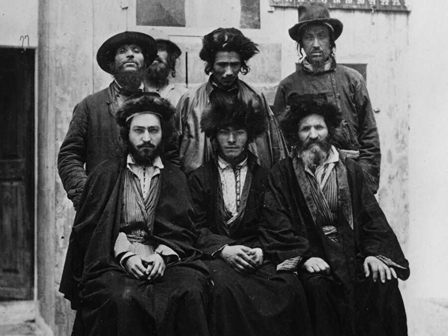 Aslen Almanya kökenli olan Aşkenazi Yahudileri, Avrupa’nın diğer bölgelerindeki Yahudilere göre kendilerini üstün görüyor, onları küçümsüyorlardı.