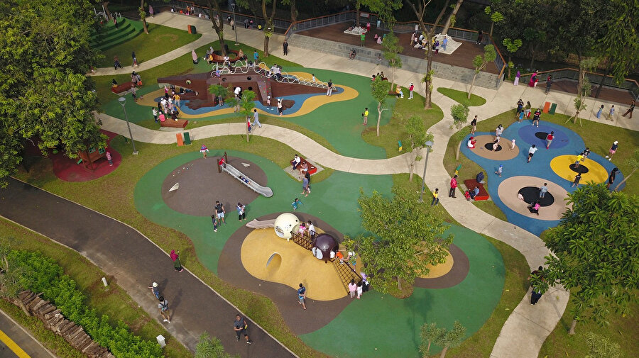 Parkın içindeki çocuk oyun alanları. 