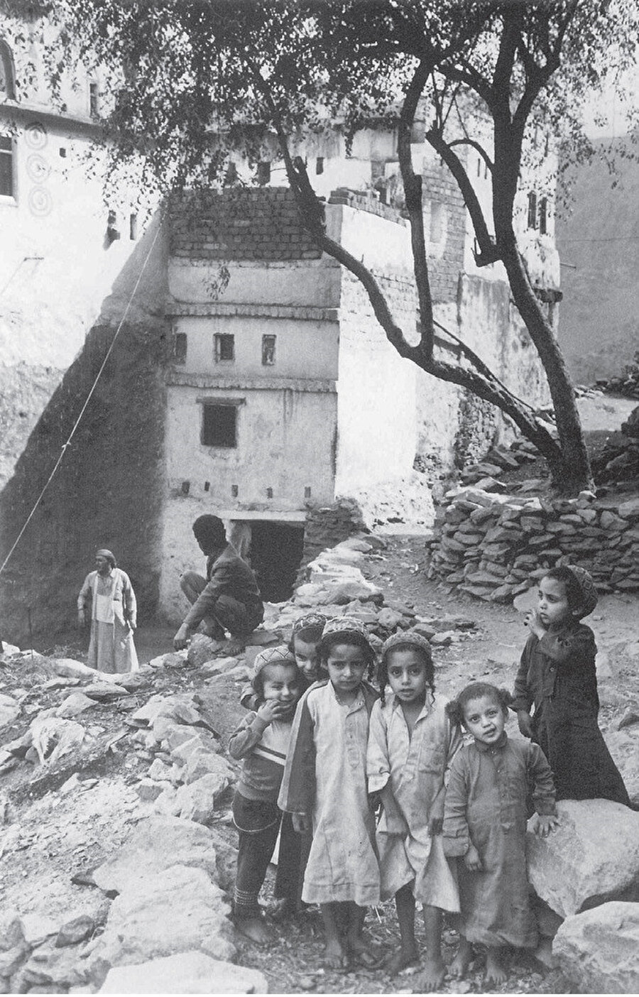 Zion, Yemen Yahudilerini fotoğraflamak için yola çıktığında eşsiz fotoğraf kareleri ile bize Yemen Yahudilerinin son neslini tanıtmıştı. 