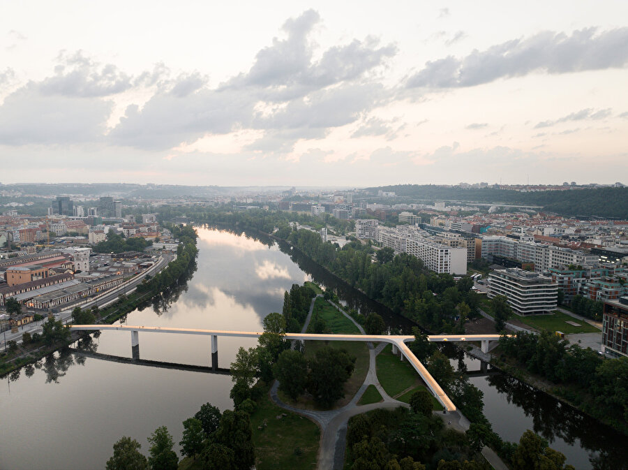 Vltava Nehri’nin ayrıdığı karşı kıyılar arasında bir bağlantı oluşturuluyor. 