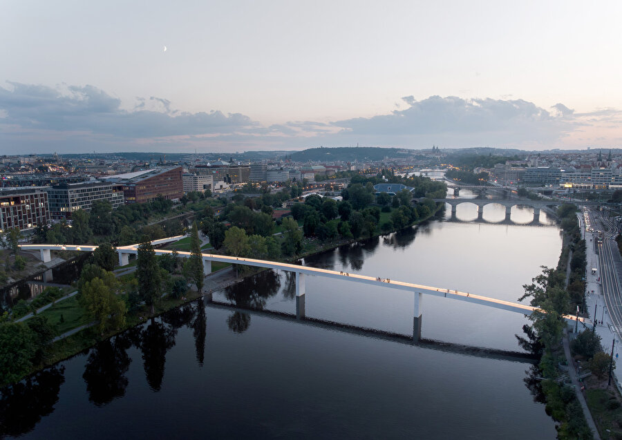 Prag’ın mevcut köprüleri arasında dikkat çekmeden şehre katılıyor. 