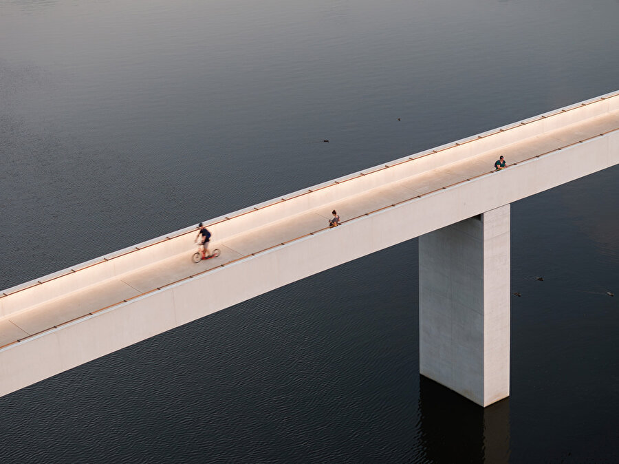 Köprü, düz çizgi ve sade form ile minimalist bir görünüm sergiliyor. 