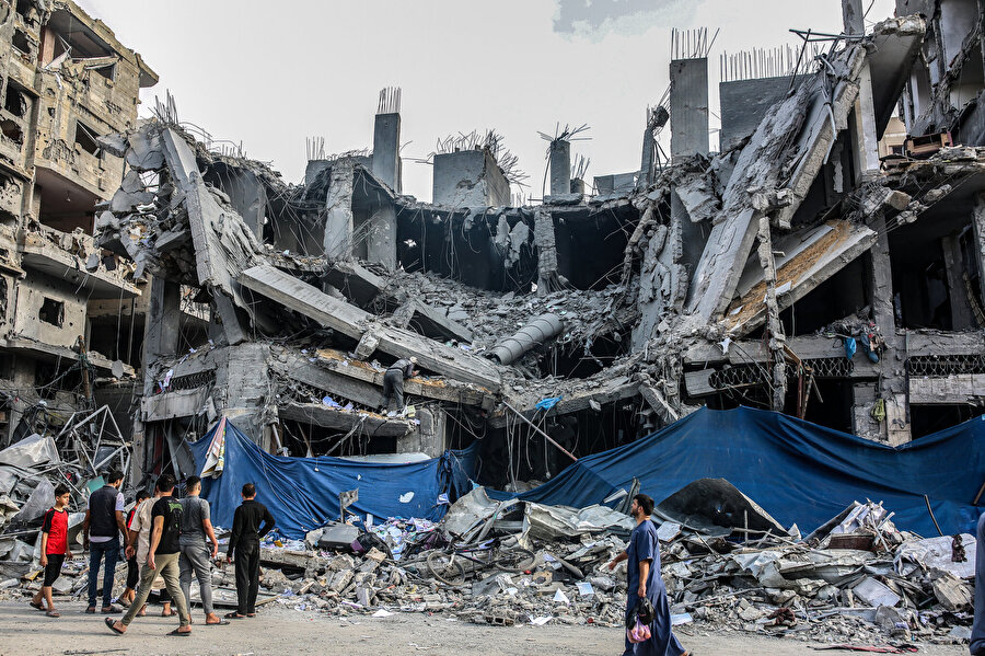 Gazze Şeridi'ndeki 2 milyon 300 bin kişinin temel ihtiyaçlarının karşılanabilmesi için günlük en az 100 tırlık bir yardımın içeriye ulaştırılması gerekiyor.
