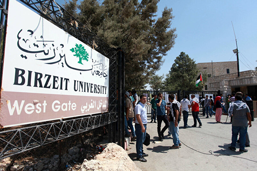 2000 senesinde Birzeit Üniversitesi’nde Gazze’den 350 öğrenci vardı, çoğu sınır dışı edildi, geri kalanlar ise Batı Şeria’da “yasa dışı” olarak varlıklarını sürdürüyor. 