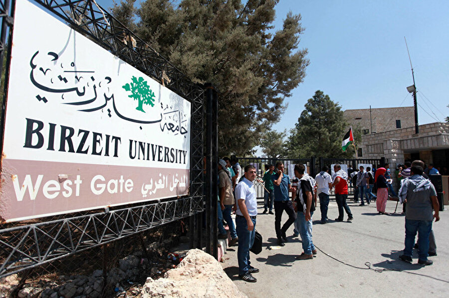 2000 senesinde Birzeit Üniversitesi’nde Gazze’den 350 öğrenci vardı, çoğu sınır dışı edildi, geri kalanlar ise Batı Şeria’da “yasa dışı” olarak varlıklarını sürdürüyor.