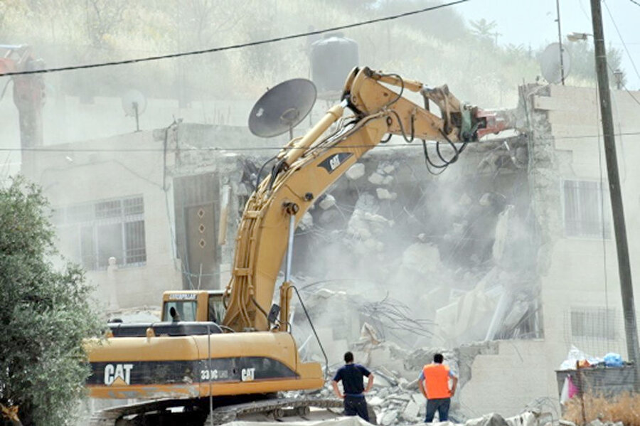 İsrail, Filistinlilerin evlerini ve tarım arazilerini yok etmek için Caterpillar buldozerlerini kullanıyor.