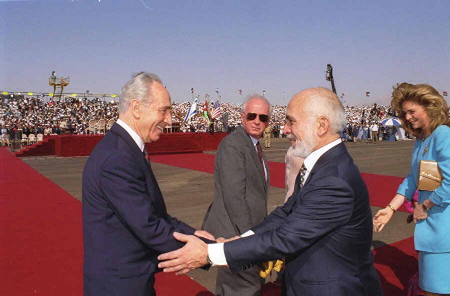 Şimon Peres (solda), Yitzhak Rabin (ortada) ve Ürdün Kralı Hüseyin (sağda), İsrail-Ürdün barış anlaşmasını imzalamadan önce.