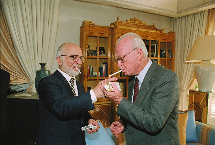 Akabe'deki kraliyet konutunda Kral Hüseyin, Yitzhak Rabin ile anlaşmayı kutluyor, 26 Ekim 1994.