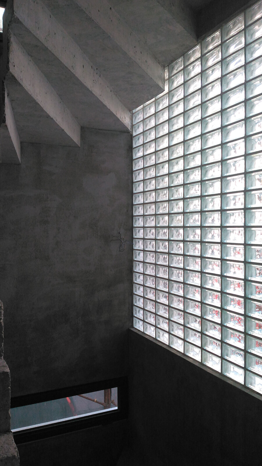 Merdivenler ilk tasarımdaki gibi cam tuğlalar kullanılarak gün ışığı ile aydınlatılıyor. 