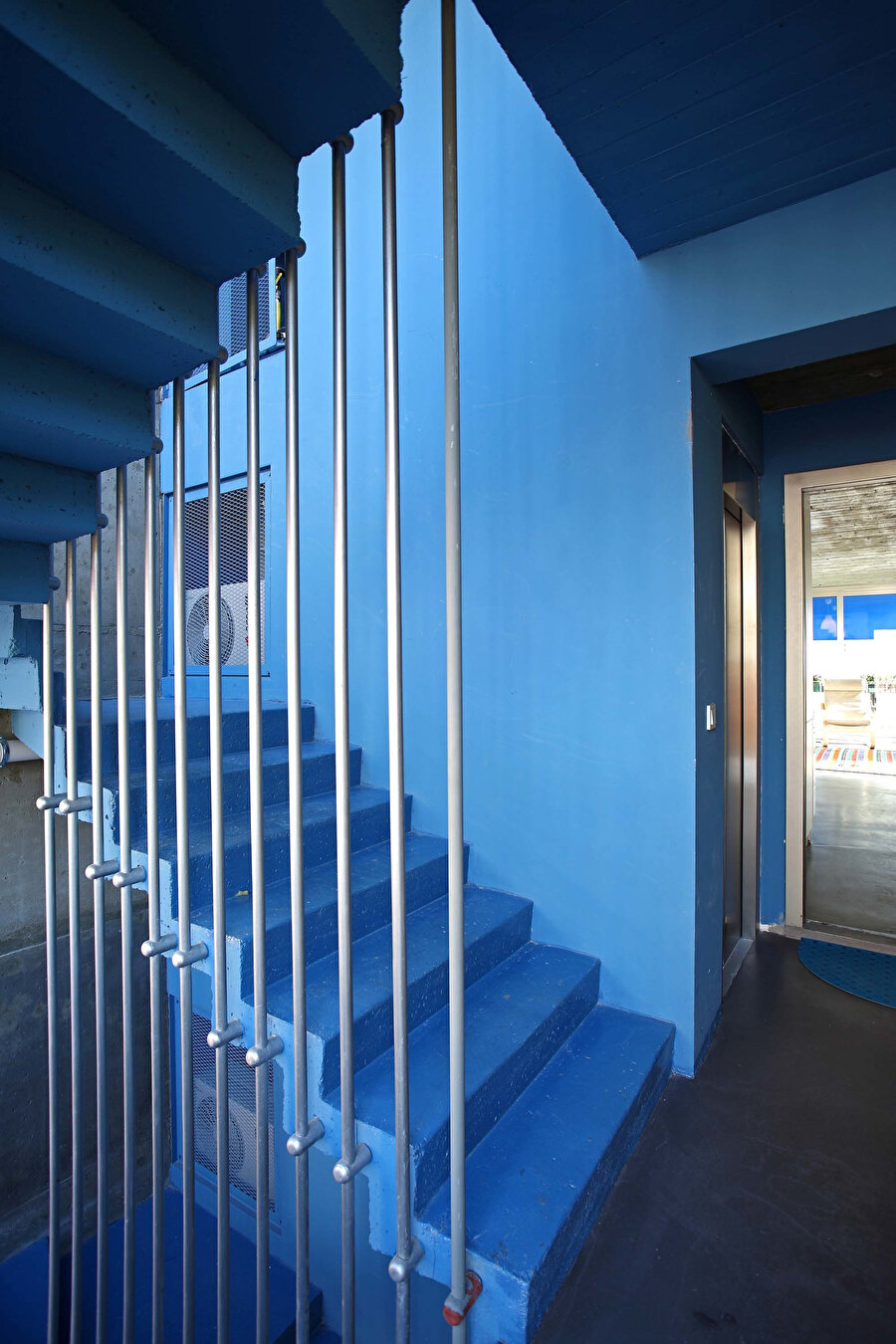 Boydan merdiven korkulukları ilk tasarımdakine benzerlik gösteriyor. 
